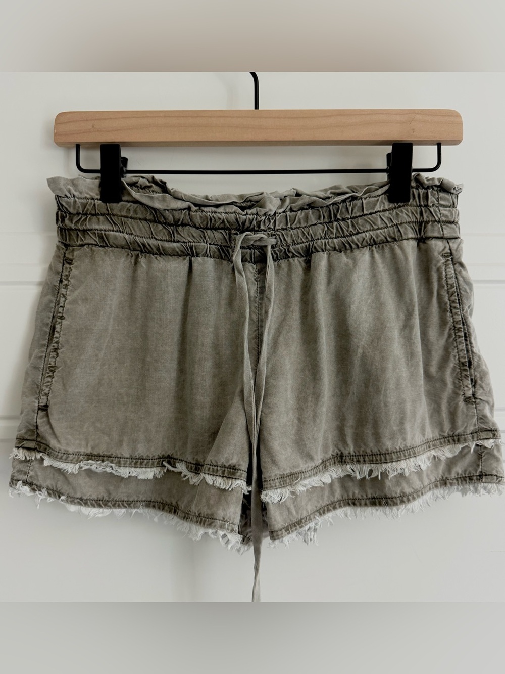 Bella Dahl Washed Olive Frayed Hem Drawstring Shorts, Size XS